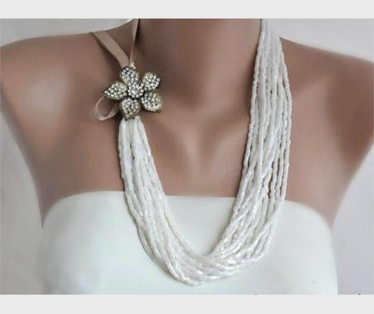 El Yapımı, Street Style, Çok Sıralı Bej Kolye ve Üzeri Zirkon Taşlı Broş Kolye