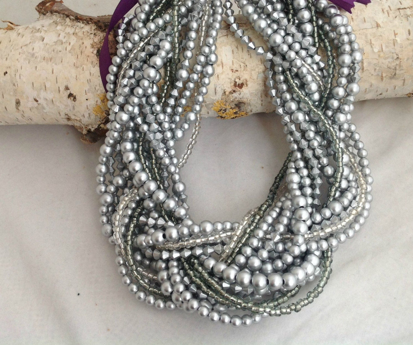 Şık çok sıralı beyaz inci bridal kolyenin önden görünümü