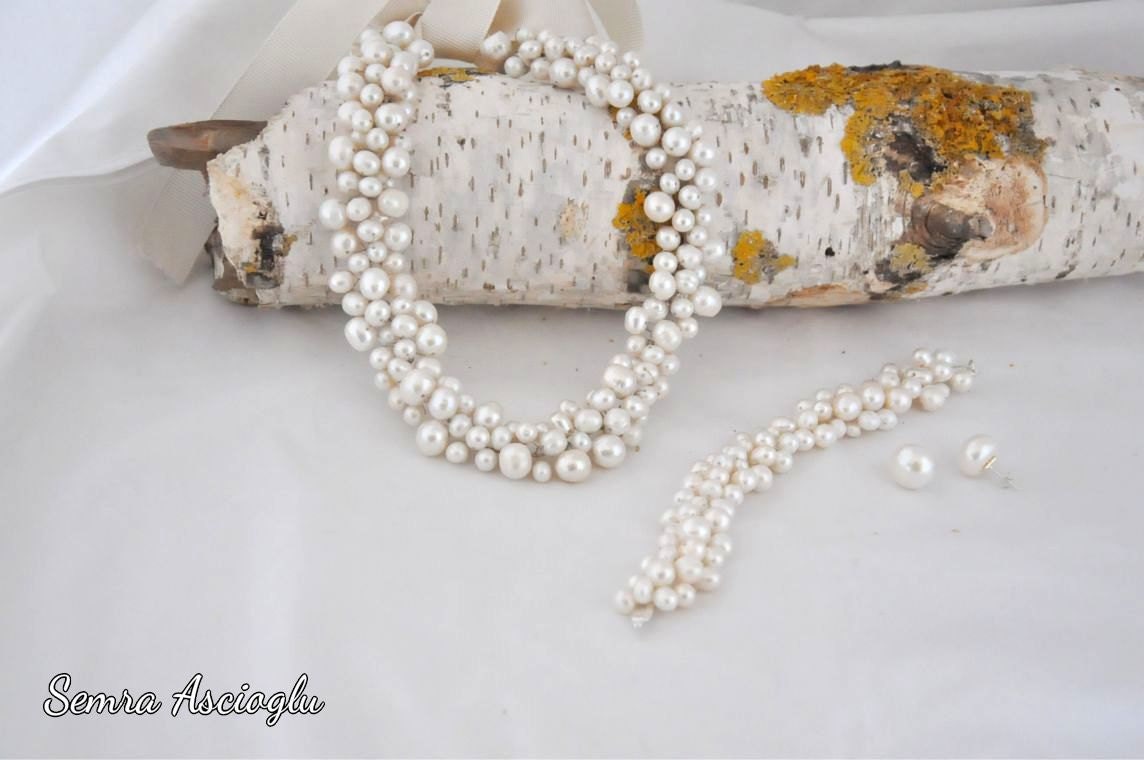 Tatlı su incisi ve rhinestone detaylı gösterişli bridal kolye
